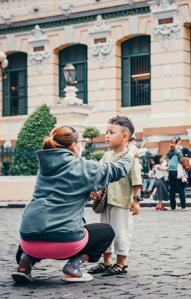 Mère et enfant main dans la main, astrologie de la relation familiale