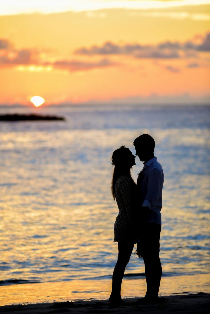 Couple au coucher du soleil, synastrie amoureuse