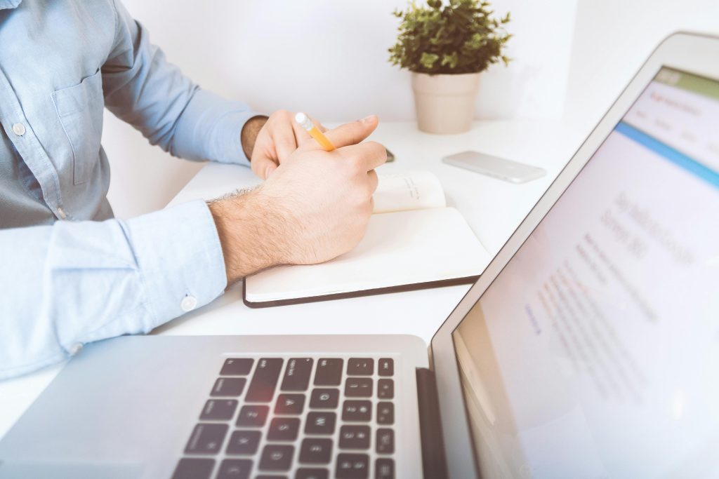 Homme à son bureau, astrologie de la relation professionnelle